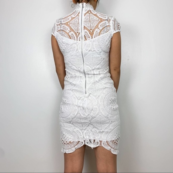 Bisou Bisou White Scallop Lace High Mock Neckline Sheath Mini Dress Size 2 - Picture 7 of 13